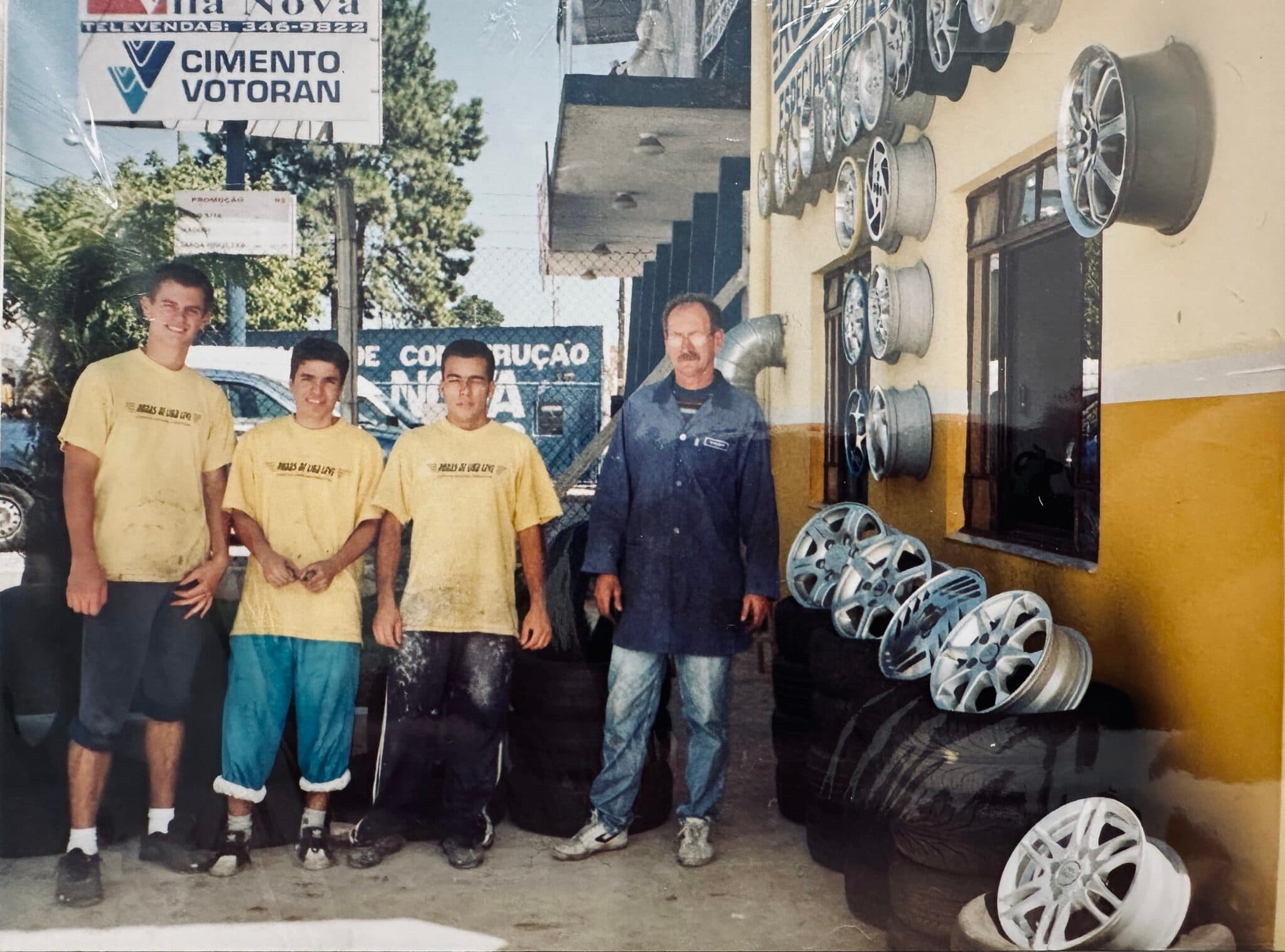 A família Witkovski na porta da oficina, nos primeiros anos